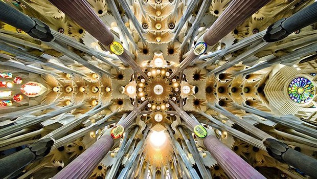 Detalhe do teto da Sagrada Família em Barcelona (Foto: Divulgação)