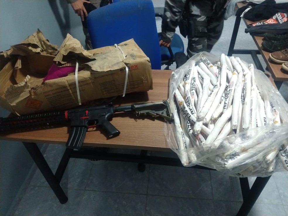 Réplica de fuzil e mais de 70 artefatos explosivos são apreendidos em Campina Grande — Foto: Divulgação/Polícia Militar