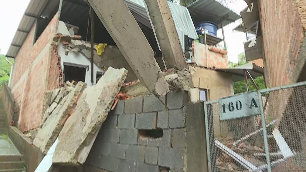 Parte de casa desabou em Nova Lima, na Grande BH, na noite desta terça-feira (28) — Foto: Reprodução/TV Globo 