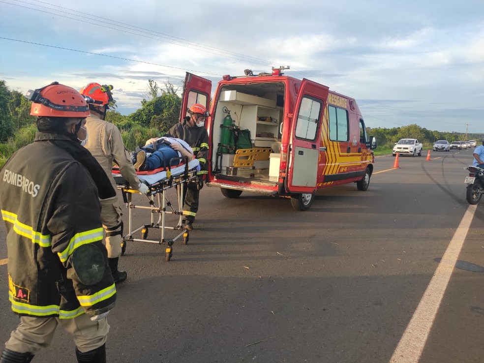 Momento em que passageira do táxi é resgatada após acidente na BR 395, em Bataguassu (MS) — Foto: Cenário MS