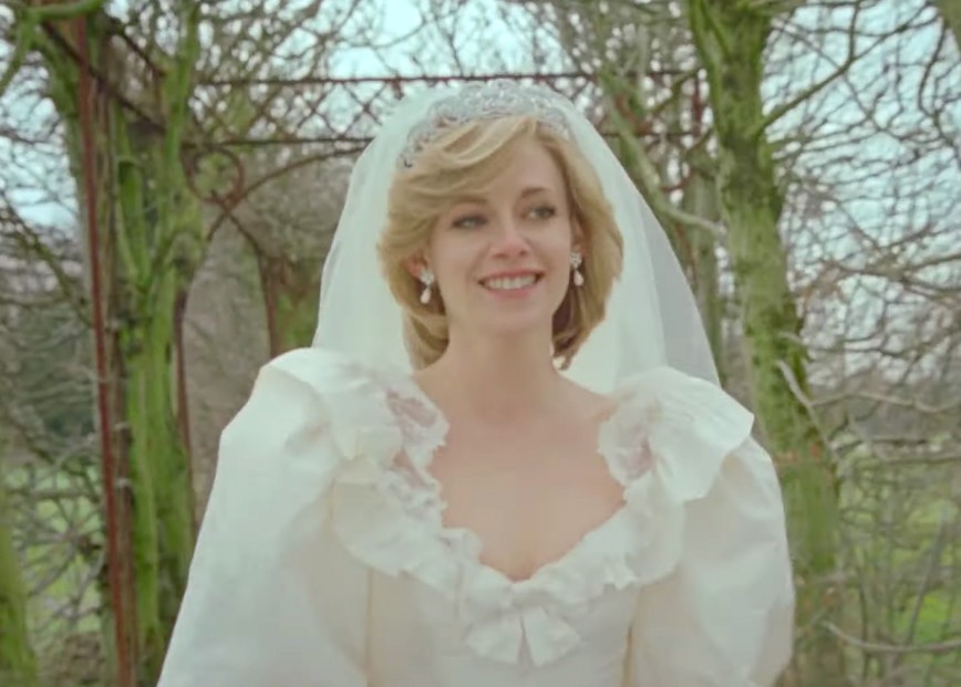 Kristen Stewart com o vestido de noiva da Princesa Diana em cena de Spencer (2021) (Foto: Reprodução)