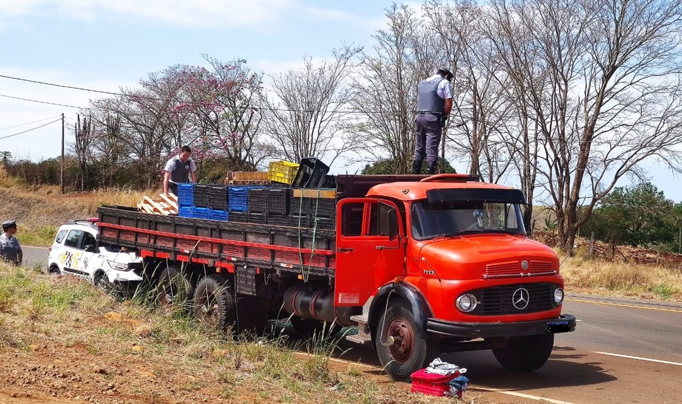 Caminhão foi abordado Rodovia Deputado Leônidas Pacheco Ferreira em Jaú — Foto: Polícias Federal e Rodoviária/Divulgação