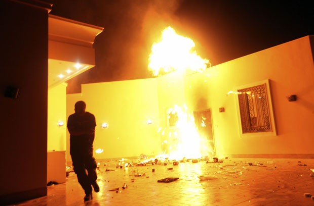 Chamas tomam conta do consulado americano em Benghazi (Foto: Esam Al-Fetori/Reuters)