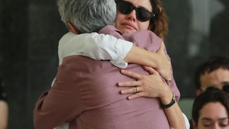 Serginho Groisman e Sophie Charlotte se abraçam no velório de Gal Costa em SP— Foto: Amauri Nehn /Brazil News 