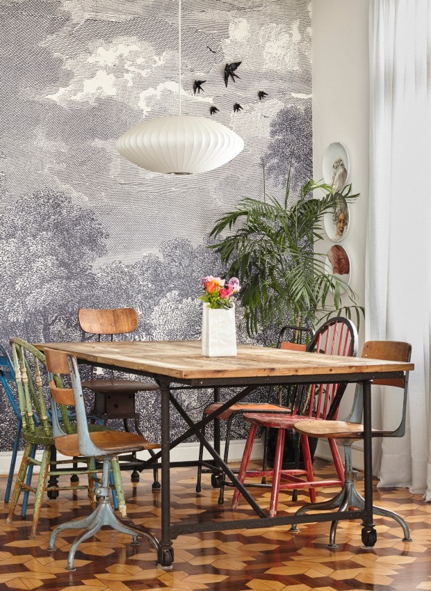 A designer Ana Strumpf compôs a sala de jantar de seu apê, em São Paulo, com mesa da Restoration Hardware e cadeiras garimpadas em flea markets do Brooklyn (Foto: Victor Affaro / Editora Globo)