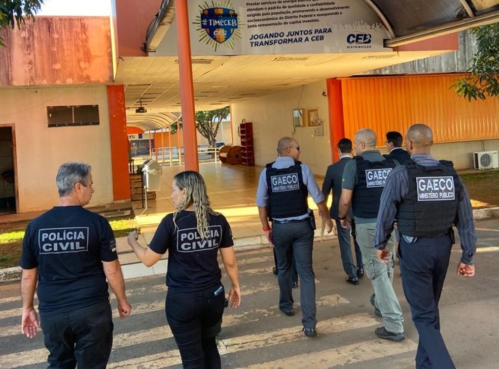 PCDF cumpre mandados de buscas em endereços de ligados a servidores da CEB investigados — Foto: PCDF/Divulgação