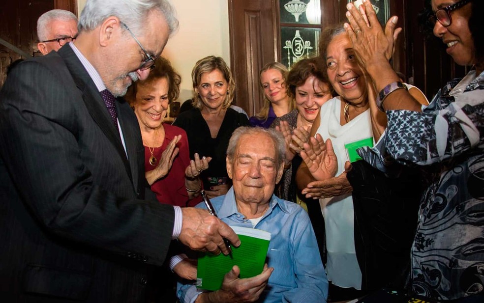 Waldir Pires durante lançamento da biografia dele em junho deste ano (Foto: Divulgação/Michele Brito)