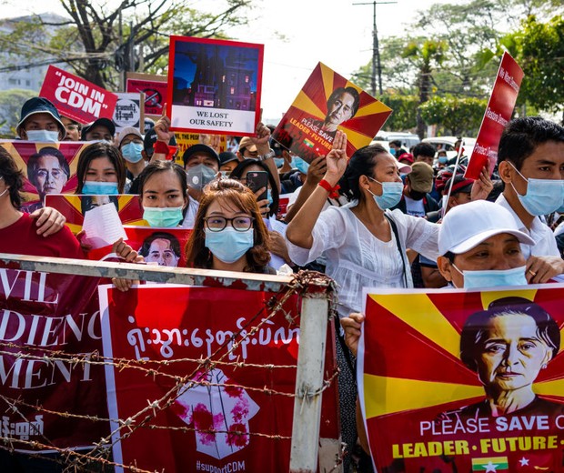 Protesto contra o golpe militar em Mianmar (Foto: Getty Images)