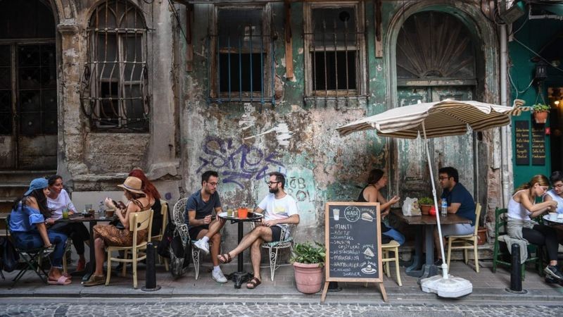Uma cafeteria em Istambul (Foto: Getty Images via BBC News)