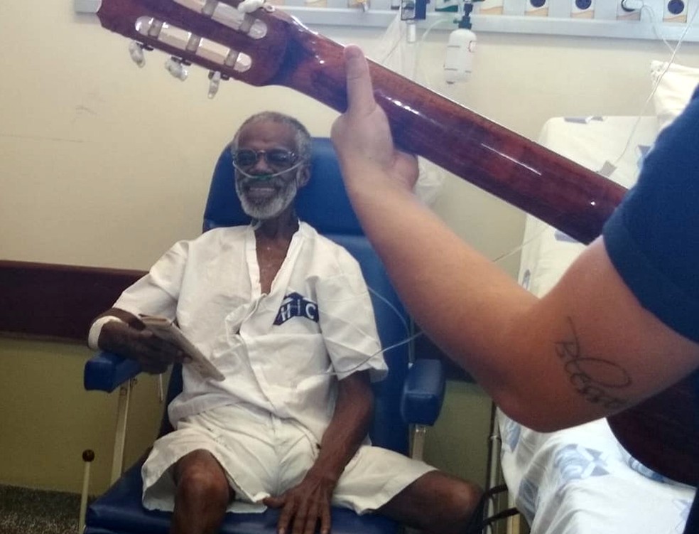 Paciente teve o sonho realizado de participar de uma roda de samba — Foto: Reprodução