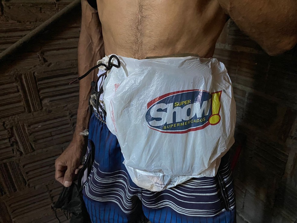Alexandre Beveluto, de 40 anos idade, precisou improvisar com sacola de supermercado — Foto: Pedro Trindade/Inter TV Cabugi