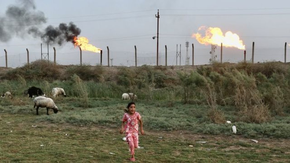 A queima de gás virou pano de fundo da vida das crianças em Basra — Foto: HUSSEIN FALEH/BBC