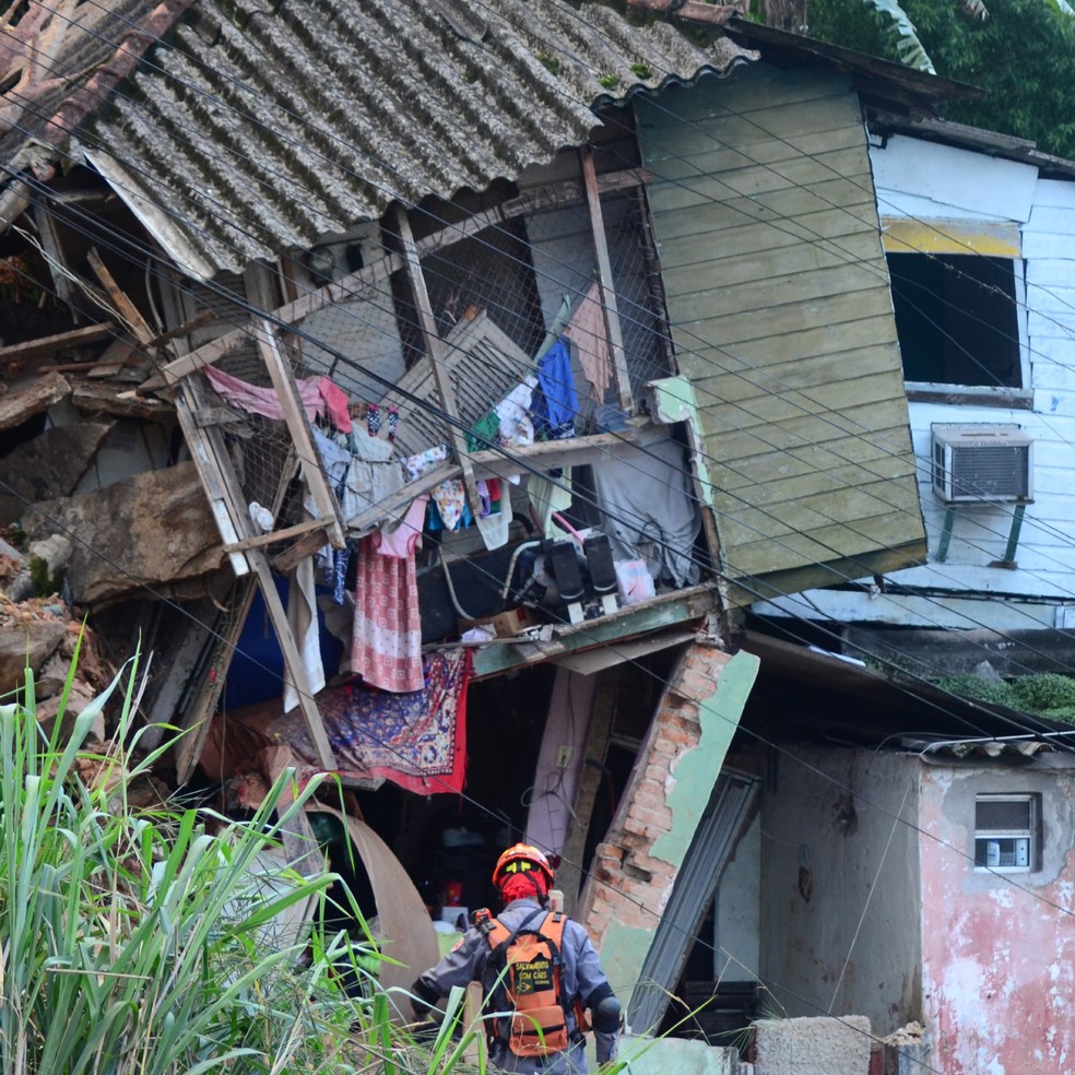 Estrutura de residências foram danificadas devido aos deslizamentos no Morro São Bento em Santos. — Foto: Reprodução/Felixx Drone