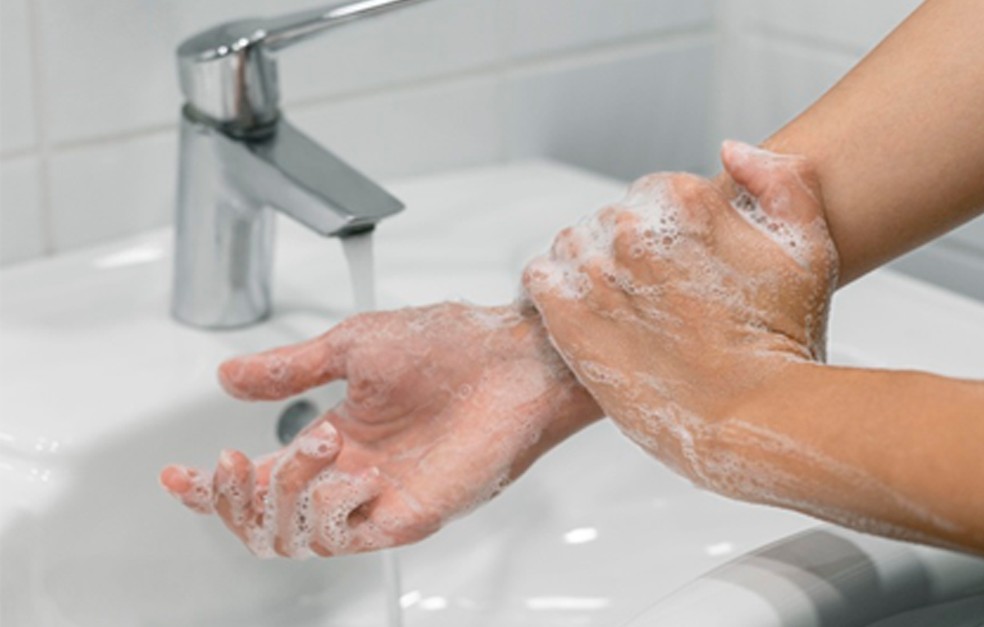 Ao lavar as mãos, é necessário espalhar o sabonete em toda a superfície da mão, incluindo a palma e as unhas — Foto: Freepik 