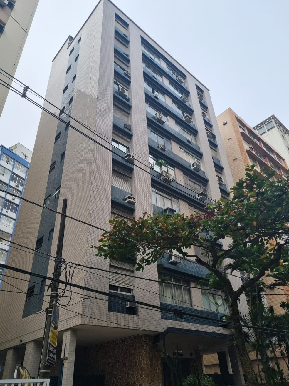 Milton foi levado pela PF por volta das 7h do prédio onde mora em Santos — Foto: Nina Barbosa/g1 Santos