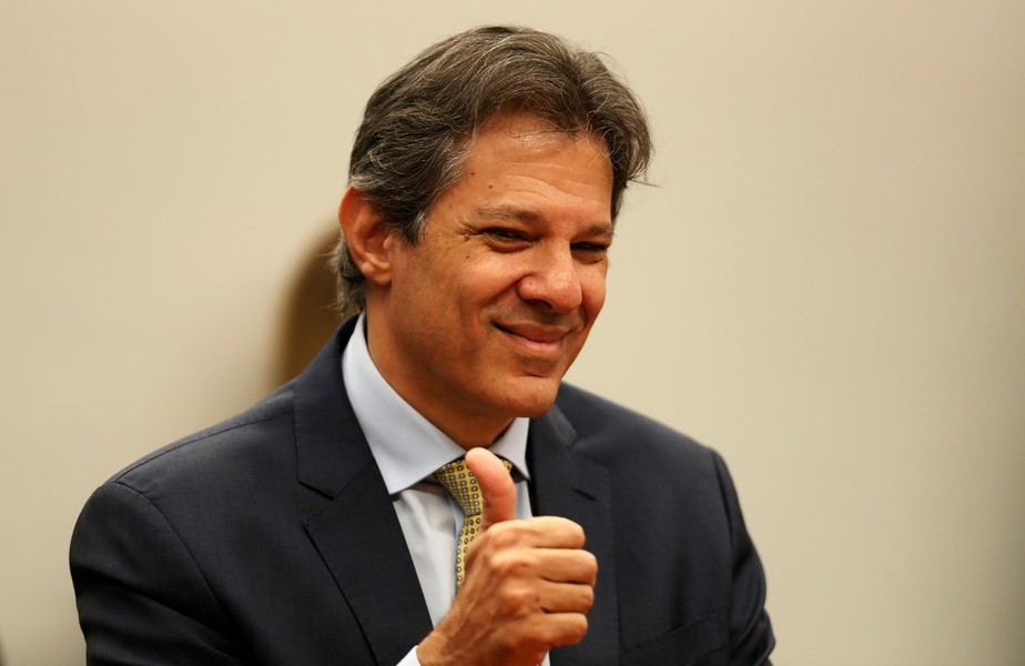 O ministro Fernando Haddad faz sinal de 'joinha' ao participar de audiência na Câmara dos Deputados