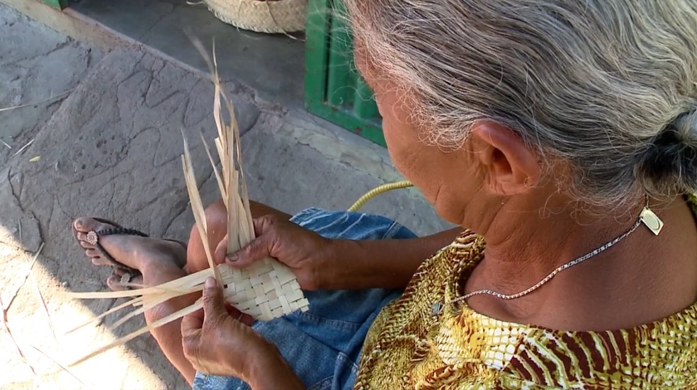 Artesanato feito por mulheres usando palha de carnaúba são exportadas para todo o Brasil — Foto: Clube Rural