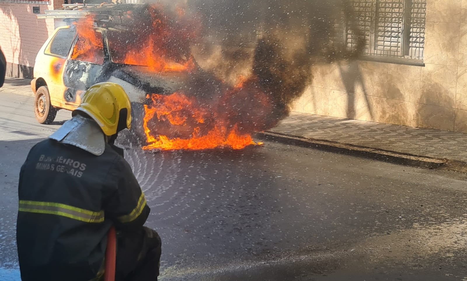 Incêndio deixa veículo destruído no Centro de Alfenas; ninguém ficou ferido