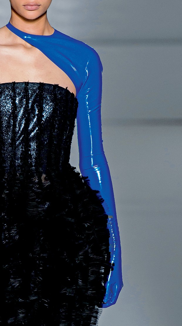 Versace desfila vestido inspirado em peça criada por Donatella e Gianni  Versace e usado na série American Crime Story - Revista Marie Claire