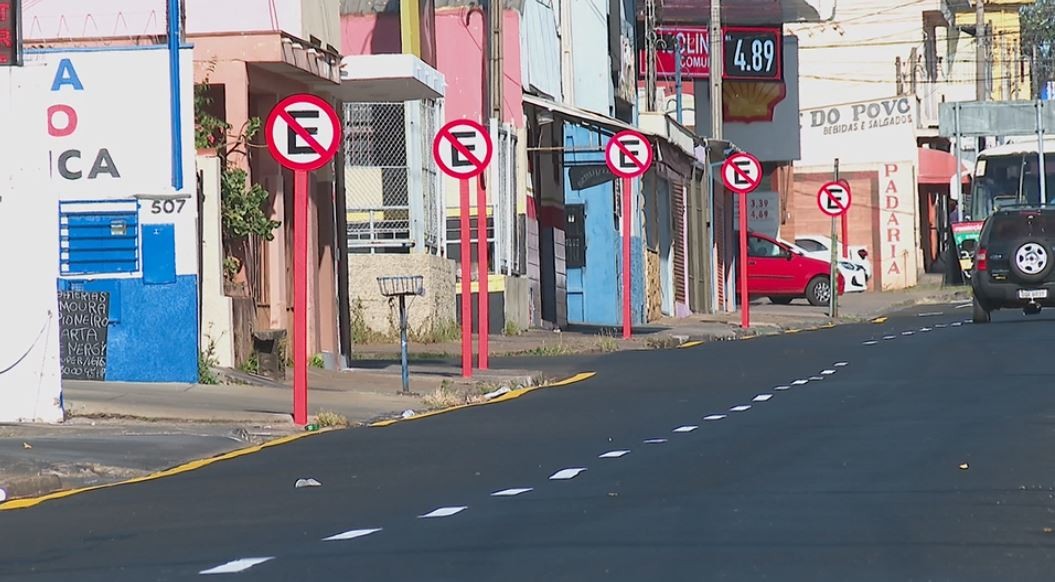 Comerciantes reclamam de retirada de vagas de estacionamento em uma das principais ruas de São Carlos