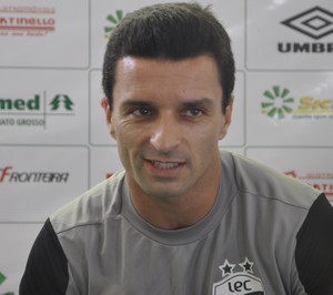 Treinador Júnior Rocha do Luverdense (Foto: Robson Boamorte)