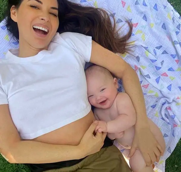 A atriz Olivia Munn com o filho nascido em novembro de 2021 (Foto: Instagram)