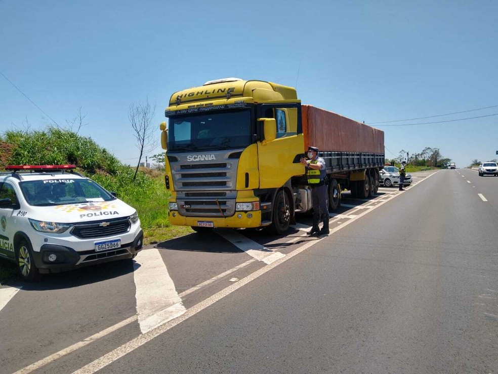 Carreta roubada por quadrilha na Rodovia Assis Chateaubriand (SP-425), em Presidente Prudente, foi recuperada pela Polícia Rodoviária — Foto: Polícia Rodoviária/Divulgação