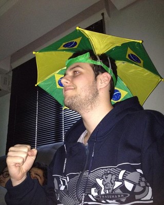 OFF - Gremista pé-frio se veste de verde e amarelo e vira vilão em vexame
