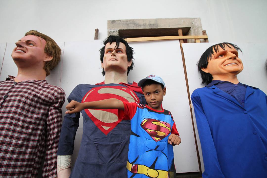 Super-Homem em forma de boneco gigante divide espaço com folião mirim no carnaval de Olinda