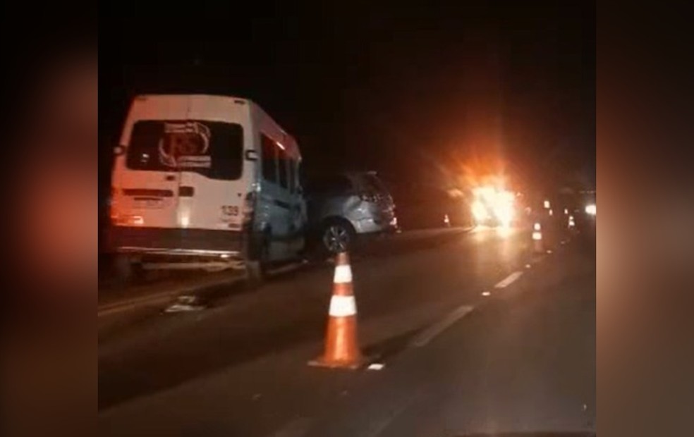 Acidente entre carro e van provoca morte de motorista em Avaré  — Foto: A Voz do Vale/ Reprodução 