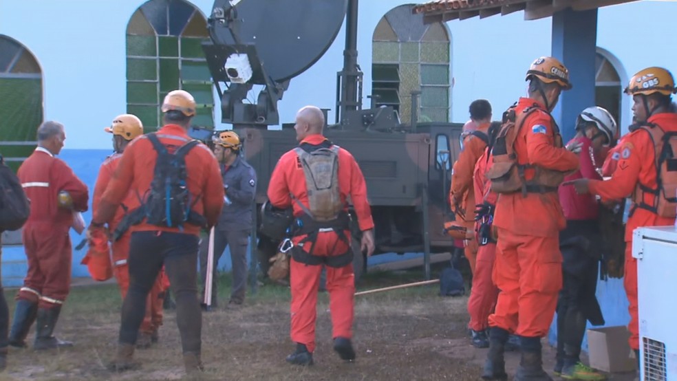 Bombeiros se preparam para operação de resgate — Foto: Reprodução/TV Globo