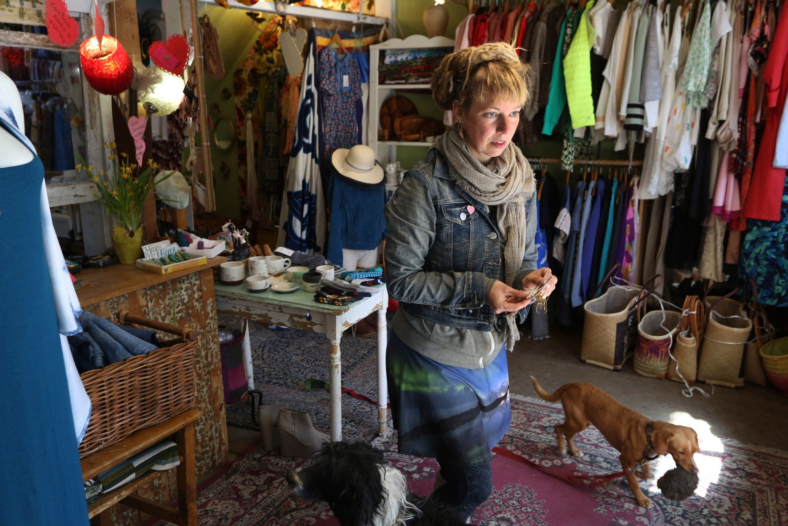 Emma Ins, dona da Adorit Boutique, trabalha em sua loja com seus cachorros Oscar e Canela.AFP