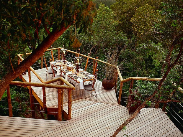 Varanda de uma das casas na árvore do hotel Tsala Treetop Lodge, na África do Sul (Foto: Divulgação/Tsala Treetop Lodge)