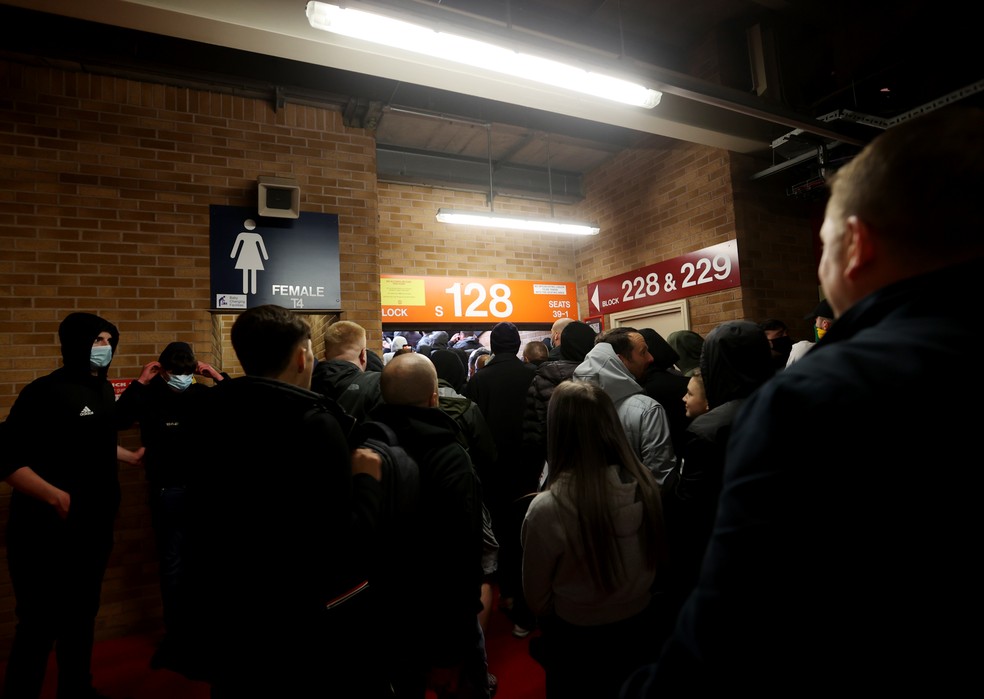 Fãs nos corredores de acesso às arquibancadas do Old Trafford — Foto: Reuters