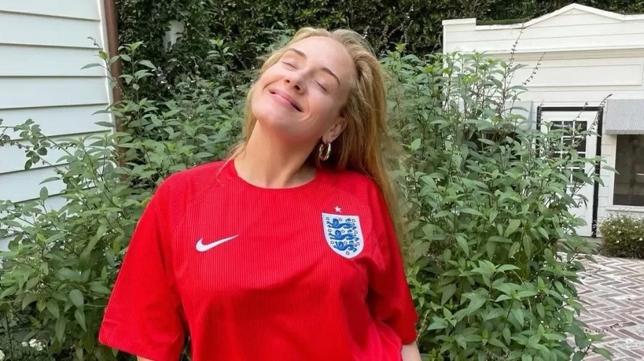 Adele, com a camisa da Inglaterra: torcendo, mas sem gritar