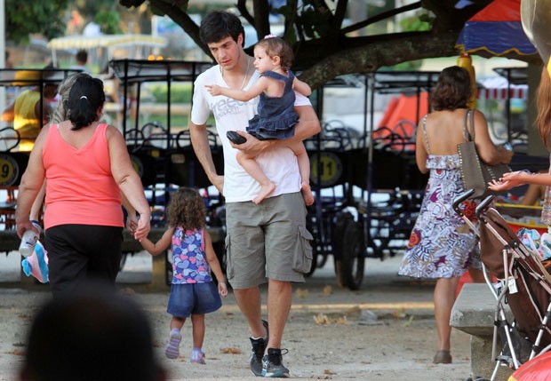 Mateus passeia com a filha na Lagoa (Foto: Wallace Barbosa/AgNews)