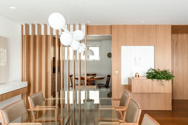 Painel de madeira é o ponto forte do projeto deste apartamento (Foto: Ricardo Bassetti )