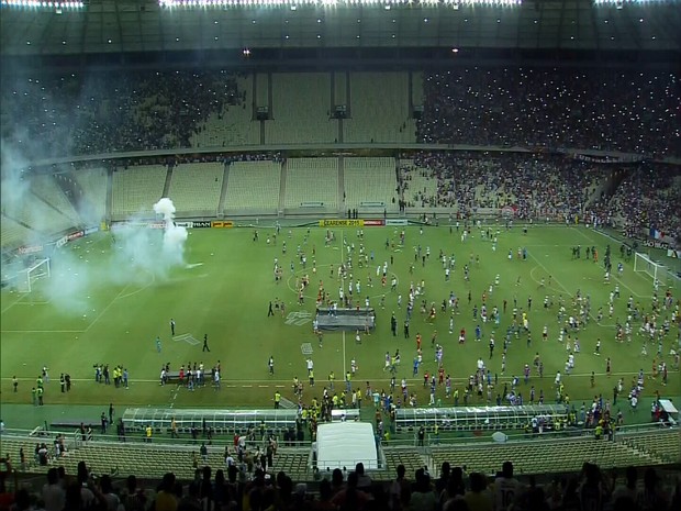 Torcedores do Ceará e do Fortaleza entram em confronto horas antes de  Clássico-Rei na Arena Castelão; vídeo, Ceará