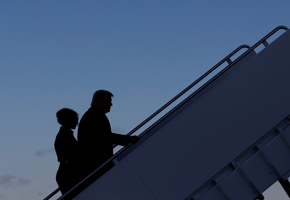 Trump e Melania entram em avião presidencial para deixar Washington nesta quarta (20), horas antes da posse de Biden — Foto: Carlos Barria/Reuters