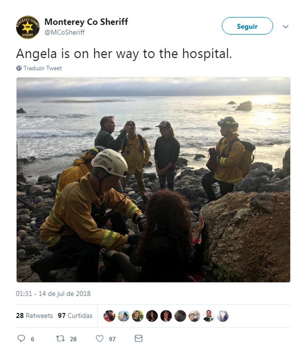 Polícia de Monterey postou imagem do resgate de mulher que sobreviveu 7 dias após queda de penhasco (Foto: Reprodução/Twitter Monterey Co)