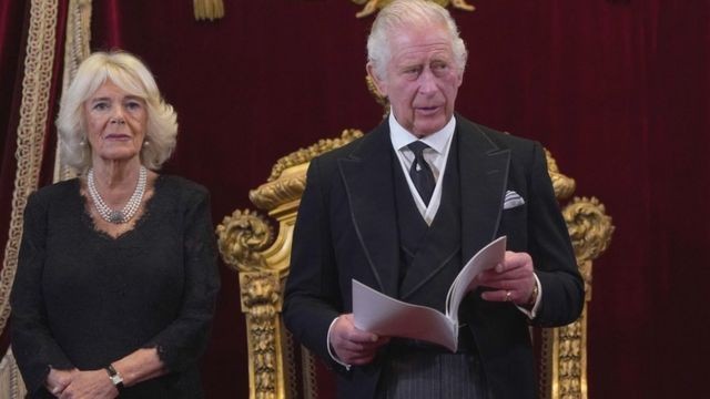 Rei Charles 3º e Camilla, rainha consorte, durante o histórico Conselho de Ascensão, neste sábado. (Foto: PA Media via BBC)