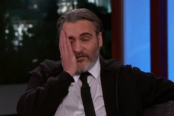 O ator Joaquin Phoenix constrangido após a exibição de um vídeo de bastidores no qual ele surta com o diretor de fotografia de Coringa (2019) (Foto: Reprodução)