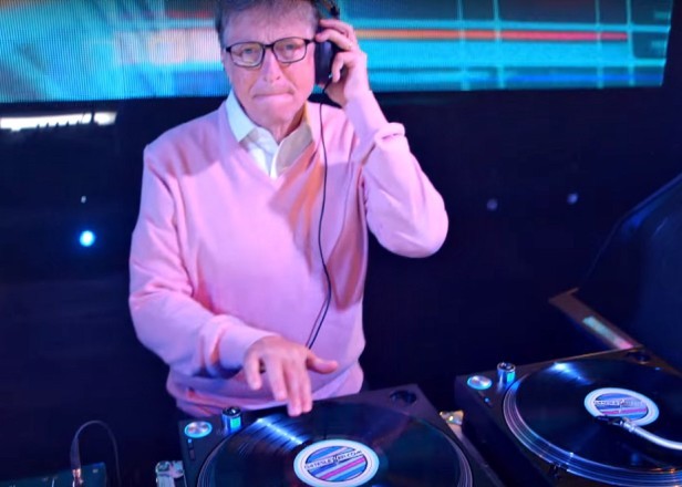 Bill Gates vira DJ em programa de TV (Foto: reprodução)