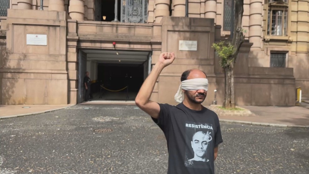 Fotógrafo Sérgio Silva posa com uma venda em frente ao Tribunal de Justiça de São Paulo — Foto: Hermínio Bernardo/TV Globo