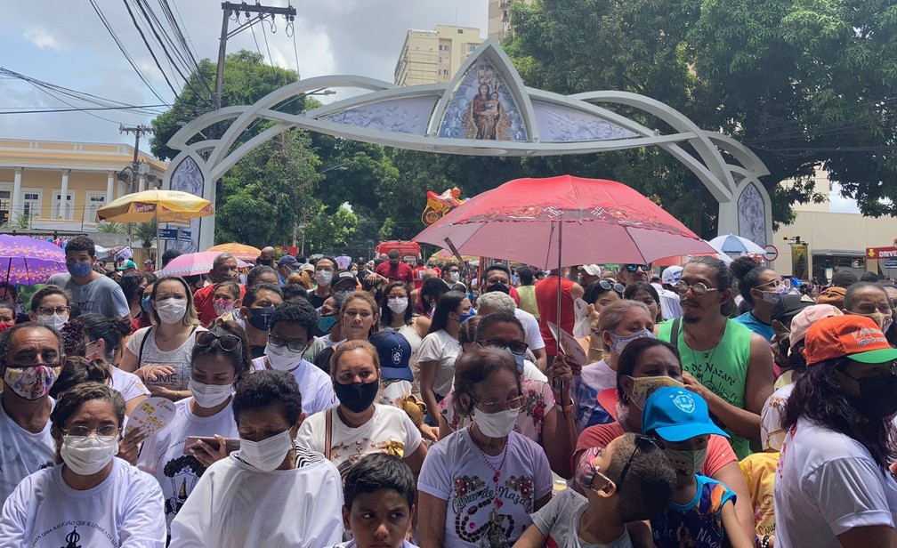 Círio 2021: Fiéis na Avenida Nossa Senhora de Nazaré, em Belém, durante o domingo de Círio — Foto: Eduardo Quemel/G1