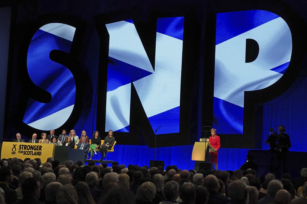 A primeira-ministra da Escócia, Nicola Sturgeon, faz seu discurso durante a conferência do SNP — Foto: Andrew Milligan/PA via AP