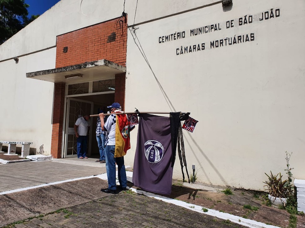 Cemitério onde João Alberto foi velado em Porto Alegre  — Foto: Tiago Guedes / RBS TV 