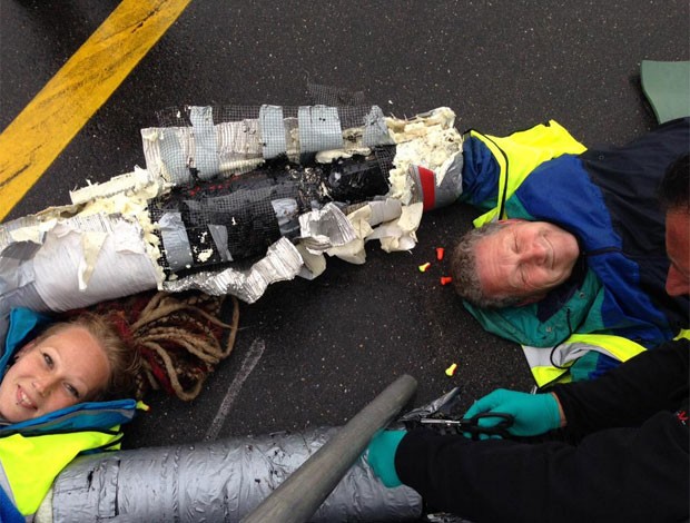 Os ativistas de um grupo chamado "Plane Stupid", que se opõe ao crescimento da aviação, invadiram a pista do aeroporto de Heathrow, em Londres, nesta segunda-feira (13)  (Foto: Reprodução/Twitter/Plane Stupid)