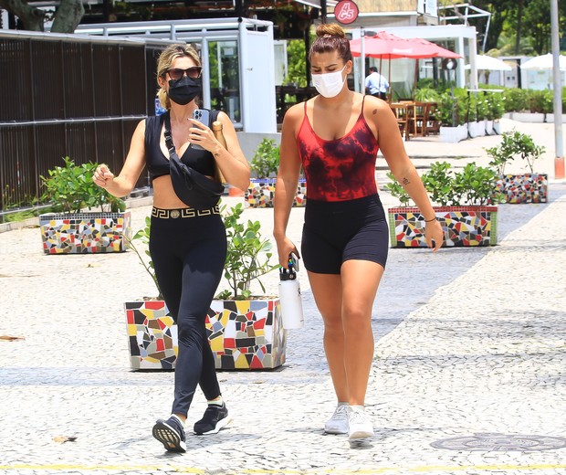 Flávia Alessandra e Giulia Costa saindo da academia no Rio (Foto: Fabricio Pioyani/AgNews)
