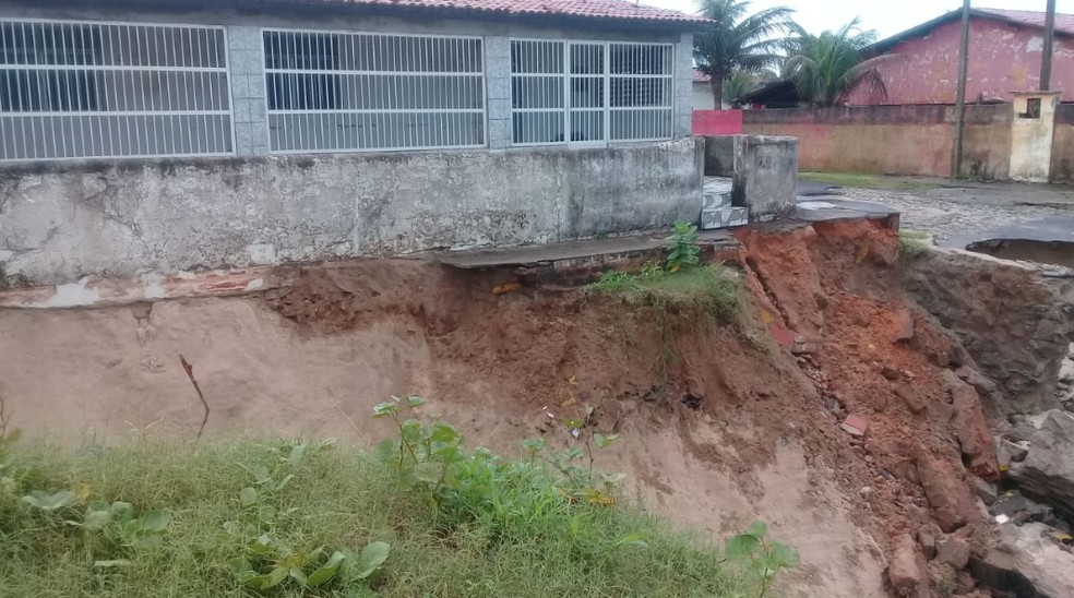 Moradores temem desabamento de casas no Icaraí, em Caucaia — Foto: Sydney Machado/Arquivo pessoal